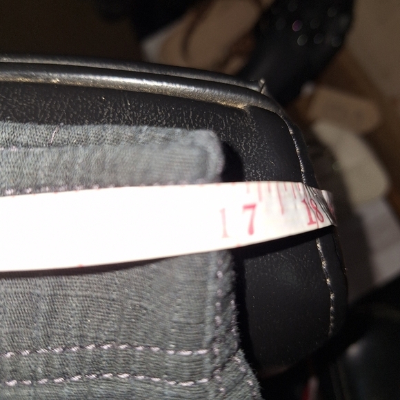 A pair of Wear First mens cargo shorts in a size 34. Pre-loved in good condition - Picture 5 of 7